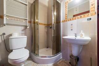 Проживание в семье Noclegi Komfort Люблин Четырехместный номер с собственной ванной комнатой-1